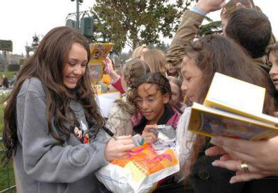 miley signe les autographes